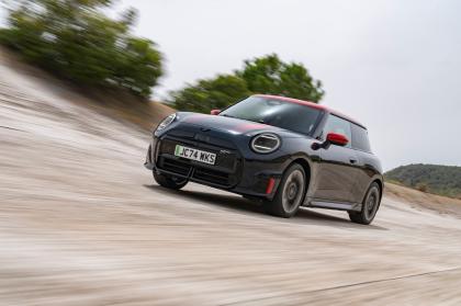 Πρεμιέρα για τα ηλεκτρικά MINI JCW και Aceman JCW στο Παρίσι